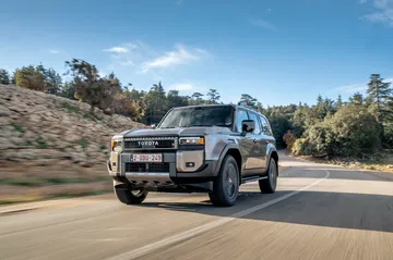 El Toyota Land Cruiser 250 Hybrid combina robustez y modernidad en su diseño.