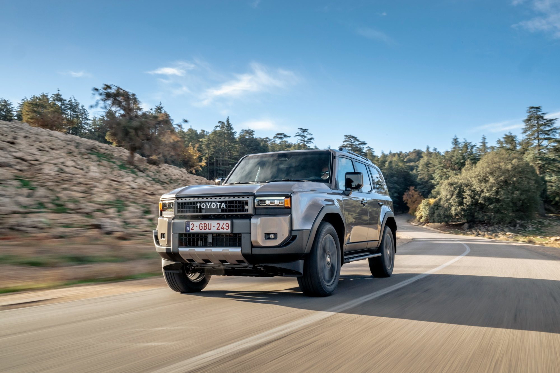 El Toyota Land Cruiser 250 Hybrid combina robustez y modernidad en su diseño.