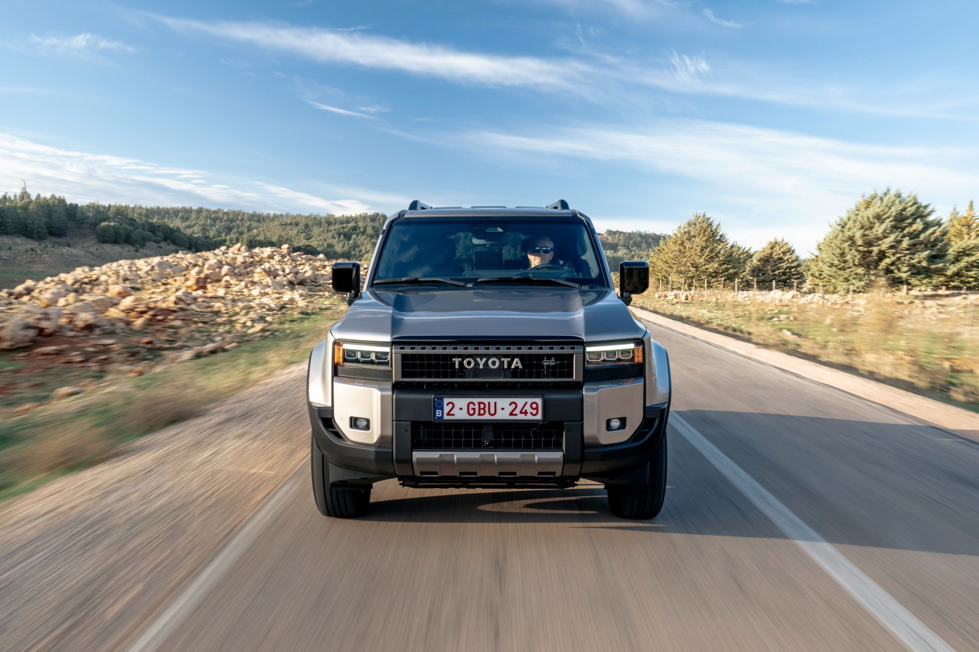 Vista frontal del Toyota Land Cruiser 250 Hybrid, muestra su robustez y diseño audaz.