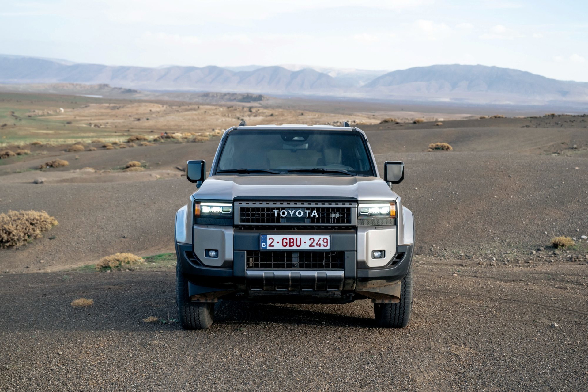 El Toyota Land Cruiser 250 Hybrid 48V destaca por su robustez y versatilidad, ideal para todo tipo de terrenos.