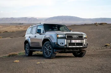 Toyota Land Cruiser 250 Hybrid 48V en un entorno desértico mostrando su robustez.