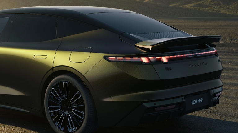 Vista trasera y lateral del Lynk & Co 10, destaca su dise&ntilde;o aerodin&aacute;mico.