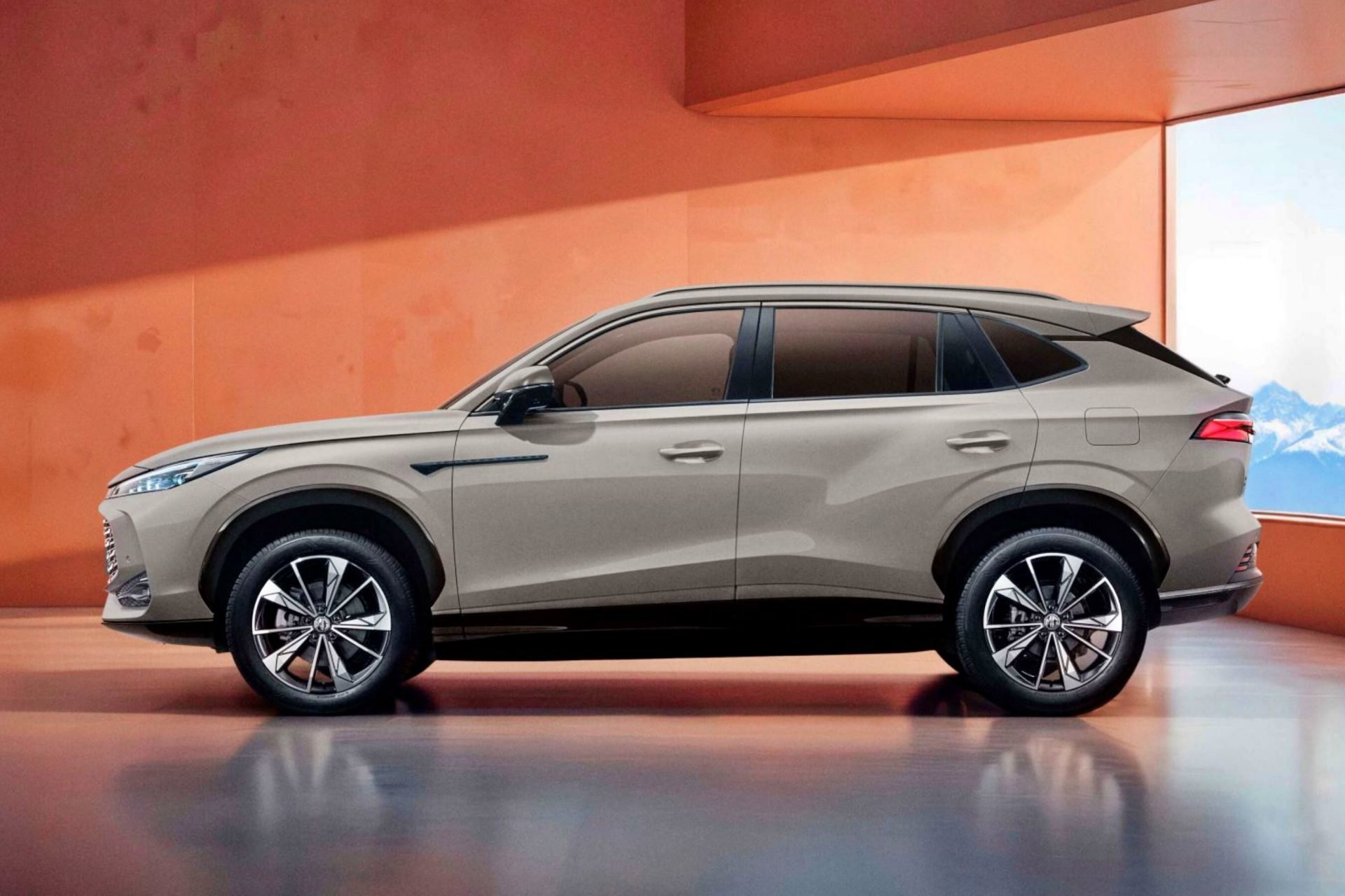 Vista lateral del MG HS Hybrid+ que resalta su diseño aerodinámico