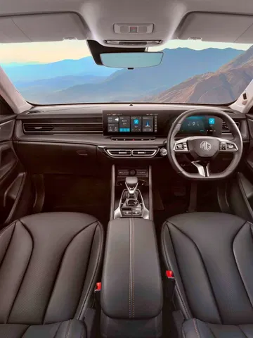 Interior moderno y espacioso del MG HS Hybrid+, que destaca por su diseño funcional y confort. 