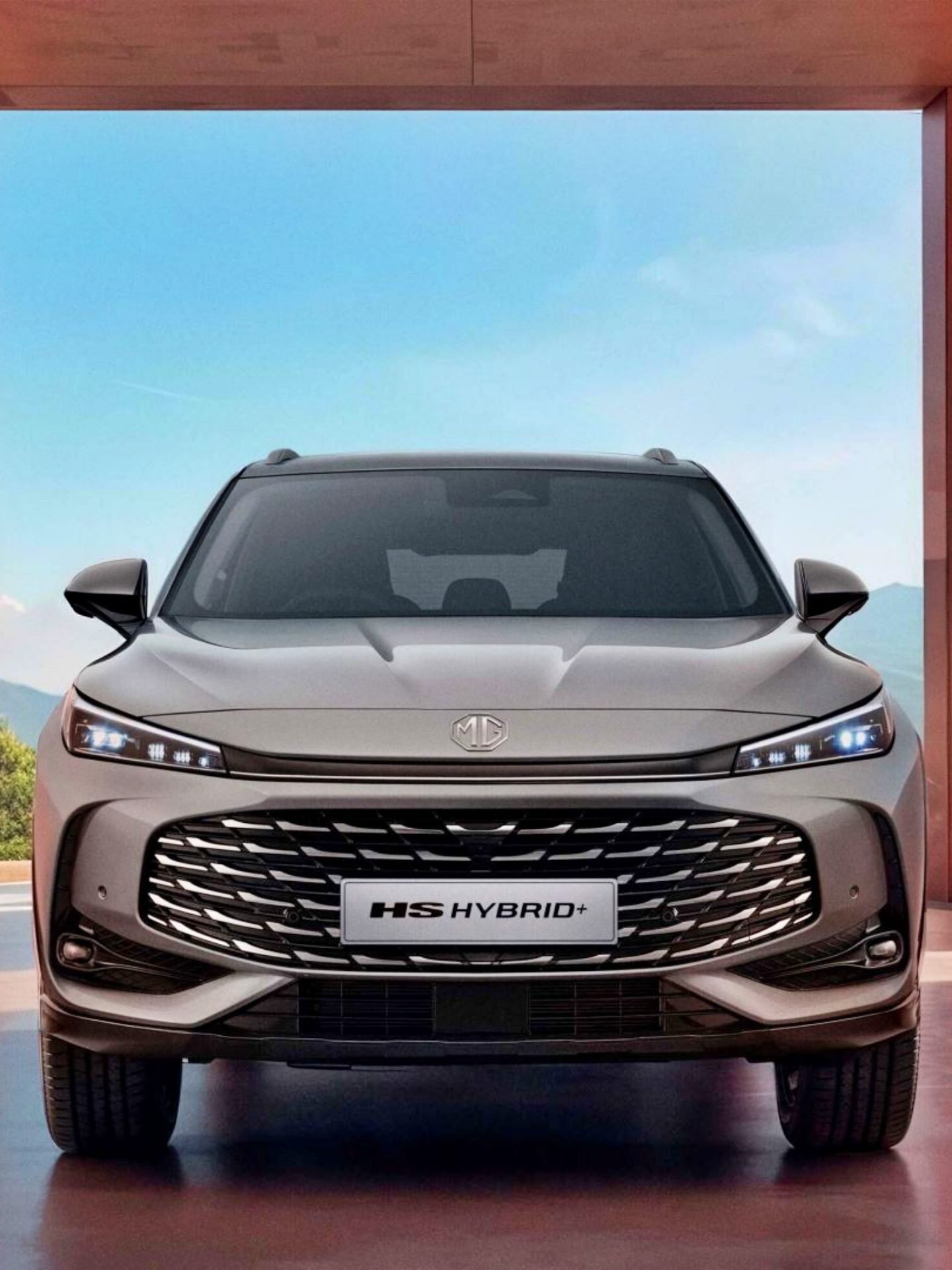 Vista frontal del MG HS Hybrid+, mostrando su elegante diseño y tecnología avanzada.