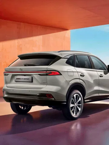 Vista trasera y lateral del MG HS Hybrid, mostrando su diseño moderno y elegante. Vista trasera y lateral del MG HS Hybrid, mostrando su diseño moderno y elegante.
