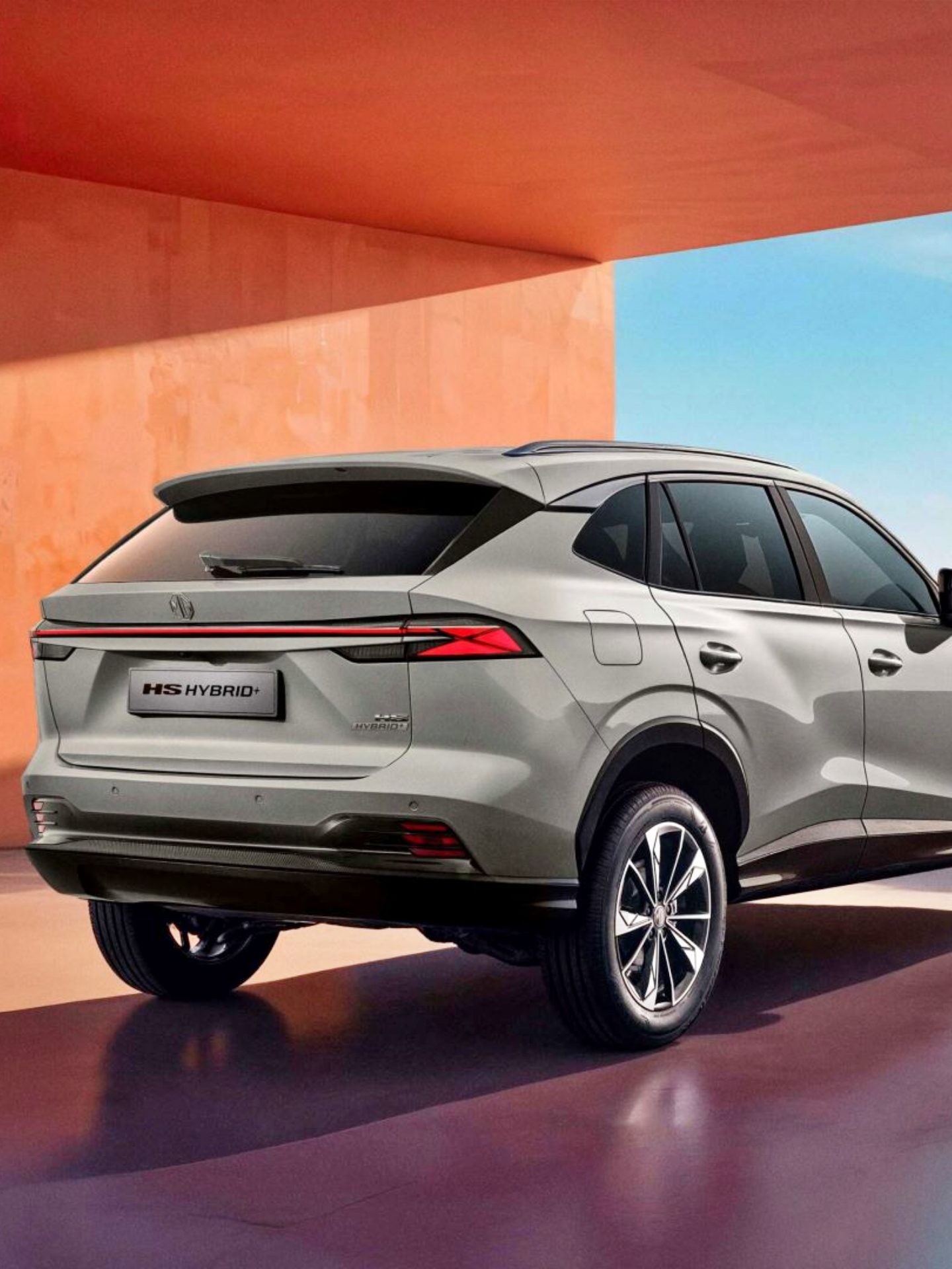 Vista trasera y lateral del MG HS Hybrid, mostrando su diseño moderno y elegante.