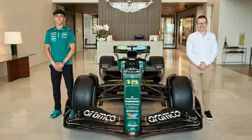 Mari Boya presenta la nueva academia de jóvenes pilotos de Aston Martin.