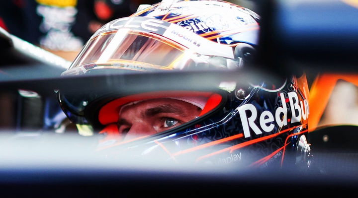 Max Verstappen en acción durante la carrera, mostrando la intensidad del momento.
