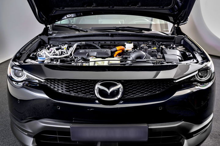 Vista del motor del Mazda MX-30 R-EV, destacando su diseño innovador y híbrido.