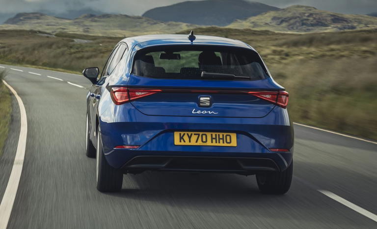 secci&oacute;n trasera del seat le&oacute;n style evo en carretera