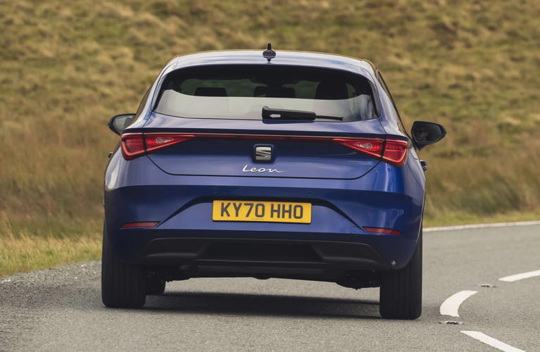 Vista trasera del SEAT Le&oacute;n Style EVO, destacando su dise&ntilde;o moderno.