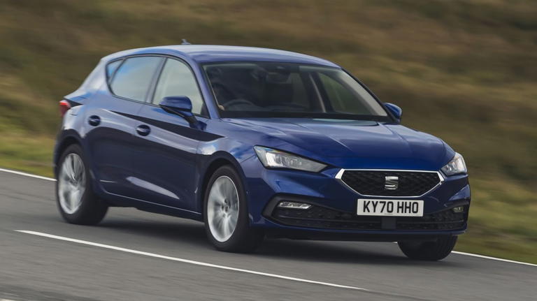Vista din&aacute;mica del SEAT Le&oacute;n Style EVO en carretera, destacando su dise&ntilde;o moderno.