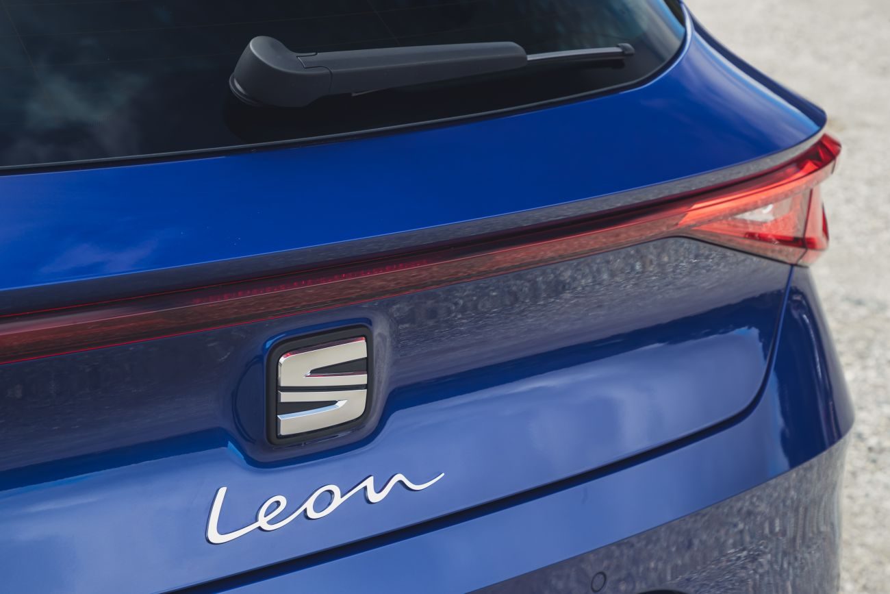 Detalle del diseño trasero del SEAT León, resaltando su elegancia.