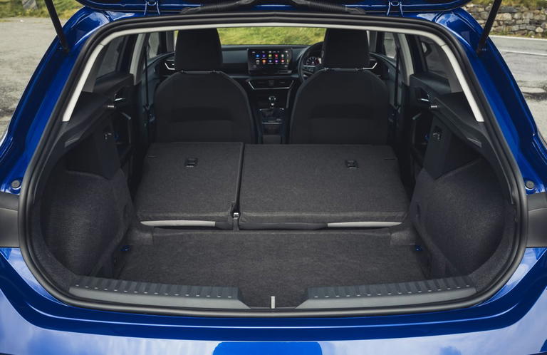 Amplio maletero del SEAT Le&oacute;n, ideal para viajes con familia o carga extra.