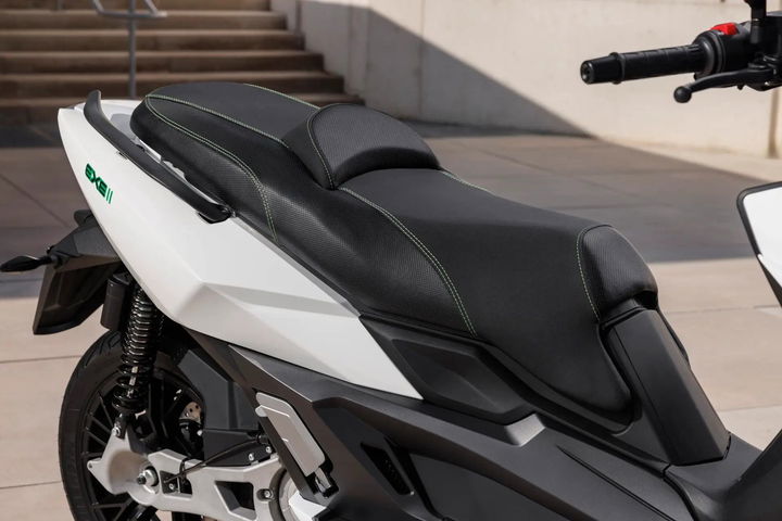 Asiento ergonómico del scooter Nerva Exe II, diseñado para la comodidad.