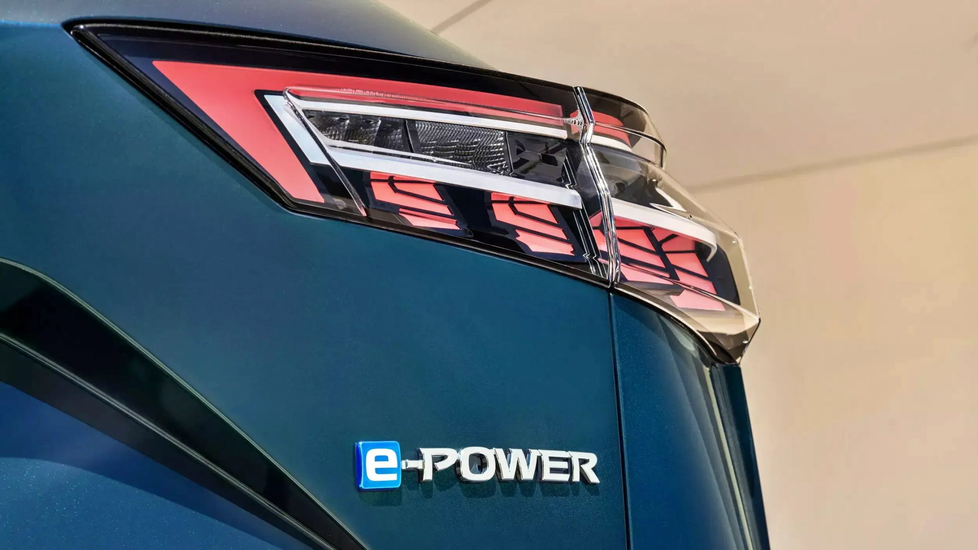 Vista detallada del emblema e-Power en la parte trasera del Nissan Qashqai.