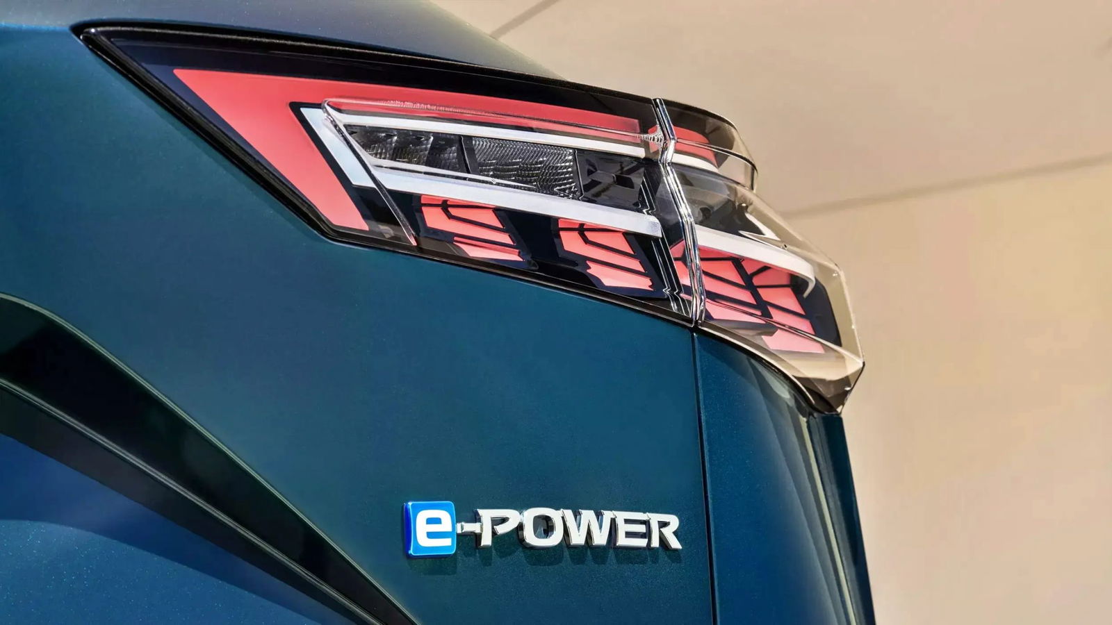 Vista detallada del emblema e-Power en la parte trasera del Nissan Qashqai. Vista detallada del emblema e-Power en la parte trasera del Nissan Qashqai.