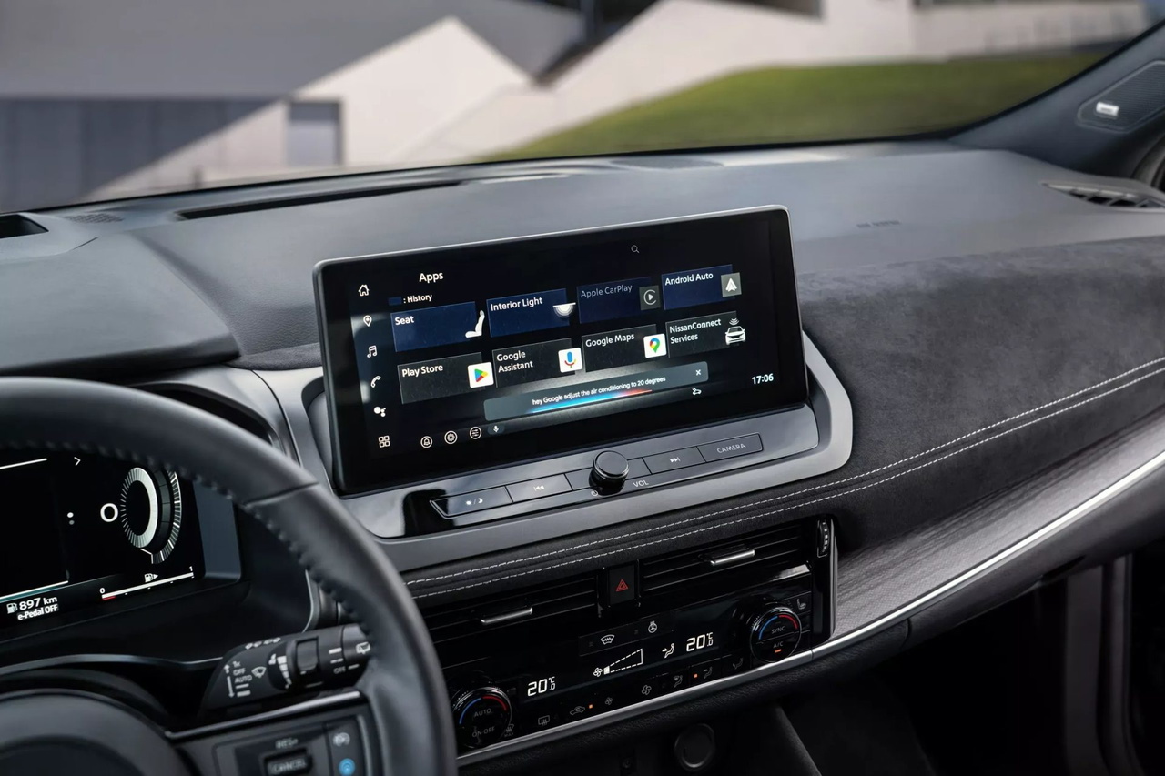 El interior del Nissan Qashqai e-Power muestra un diseño moderno y funcional.