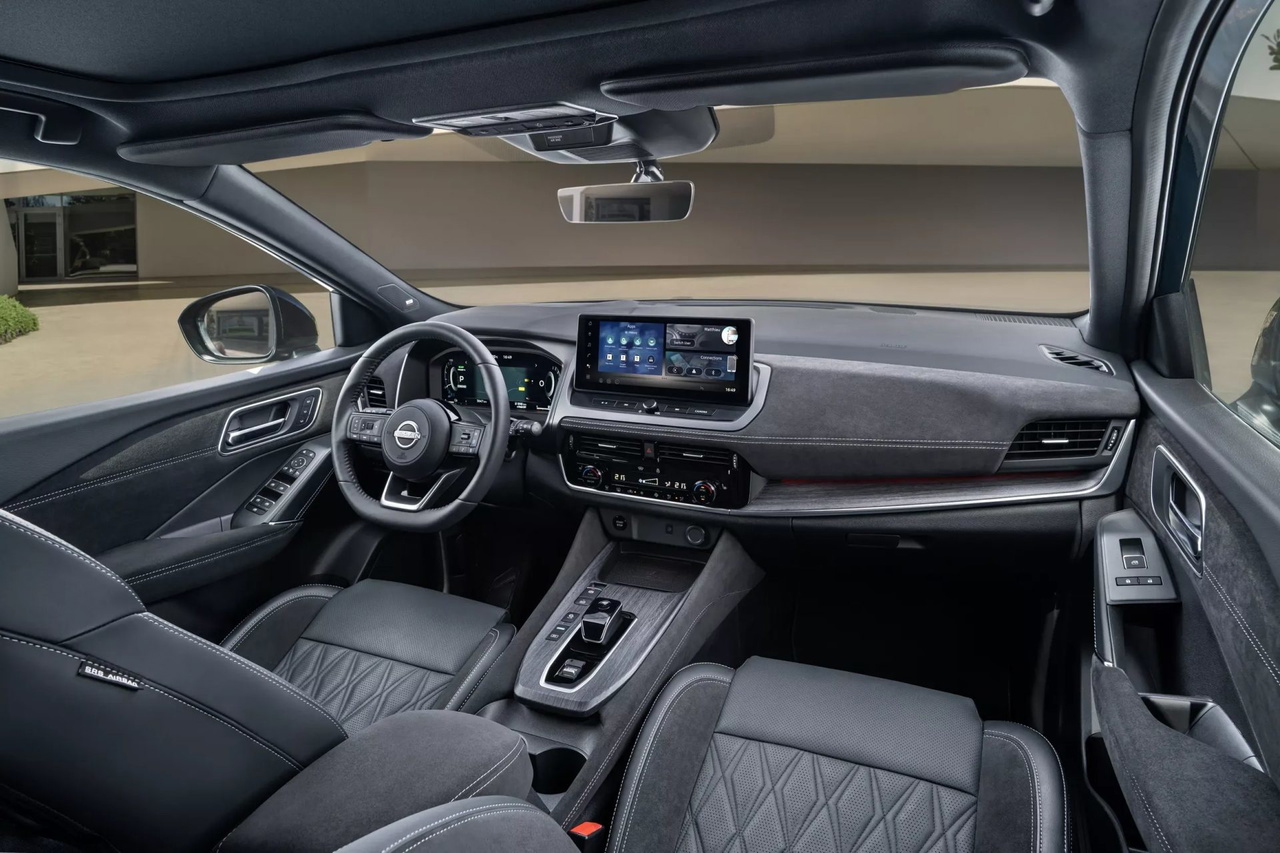 Interior del Nissan Qashqai e-Power 2025 mostrando confort y tecnología.