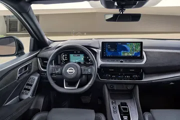 Vista interior del Nissan Qashqai e-Power 2025, destacando su pantalla y diseño moderno.