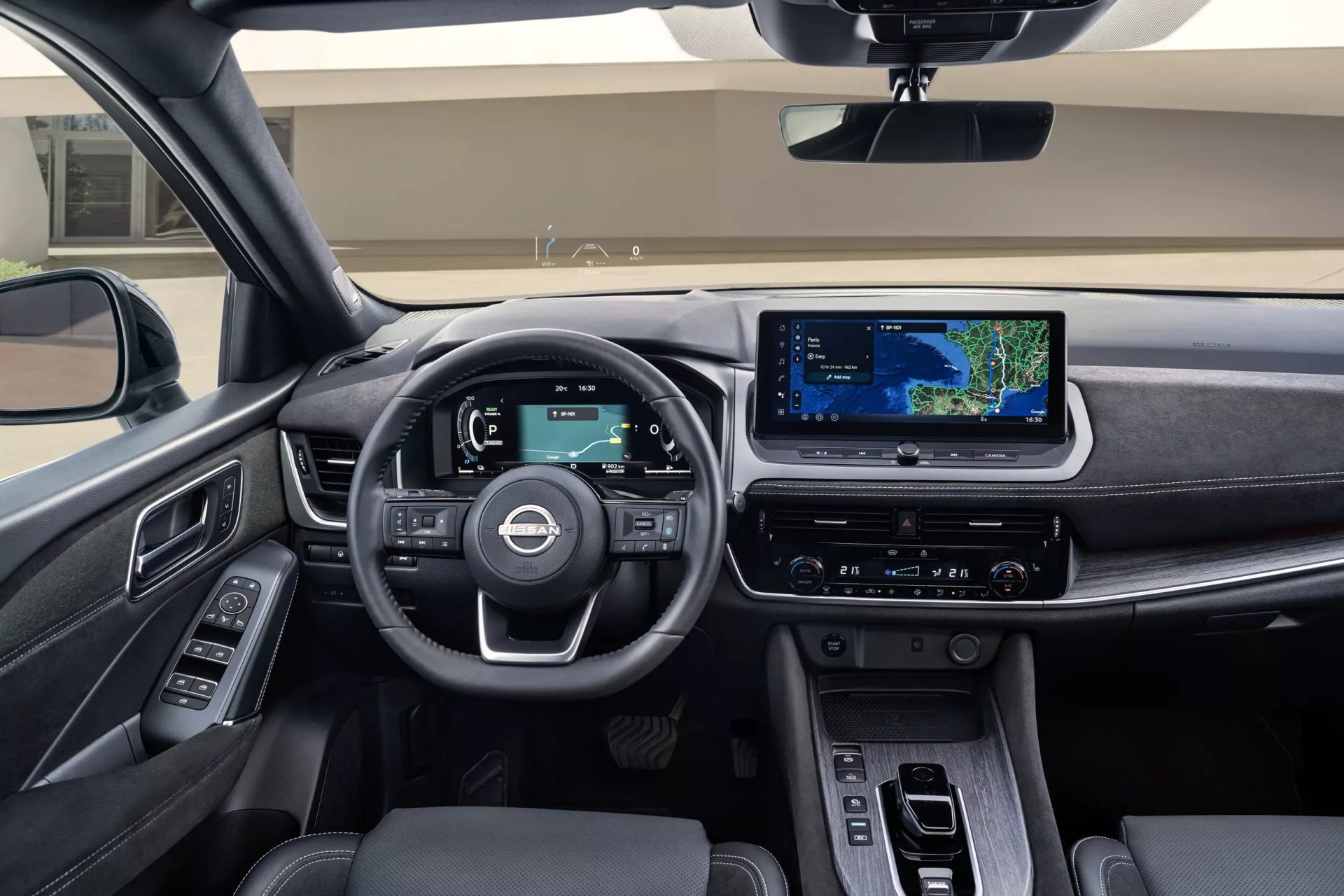 Vista interior del Nissan Qashqai e-Power 2025, destacando su pantalla y diseño moderno.