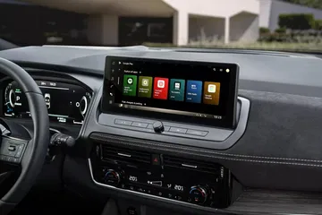 Pantalla de información y multimedia elegante en el interior del Nissan Qashqai e-Power.