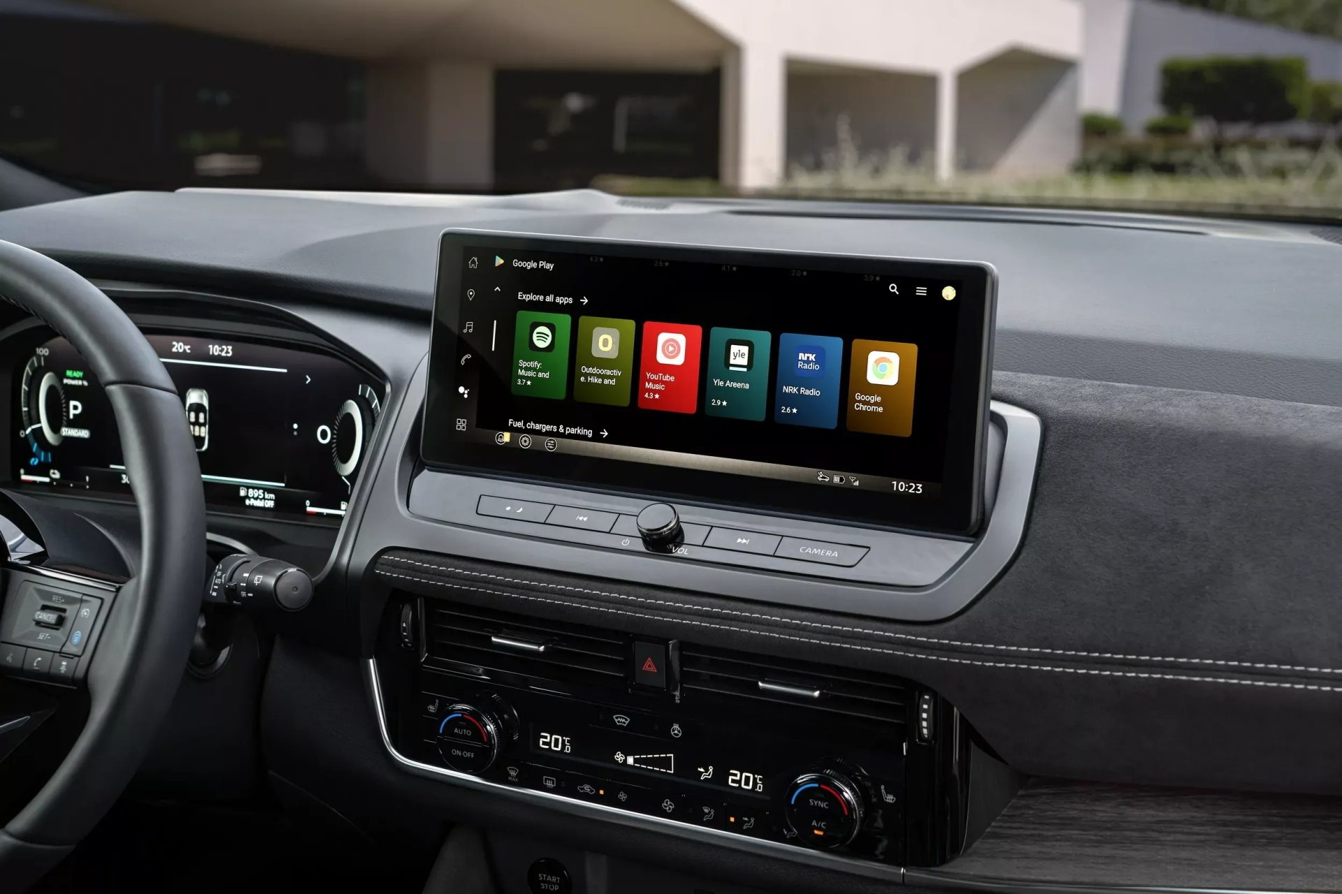 Pantalla de información y multimedia elegante en el interior del Nissan Qashqai e-Power.