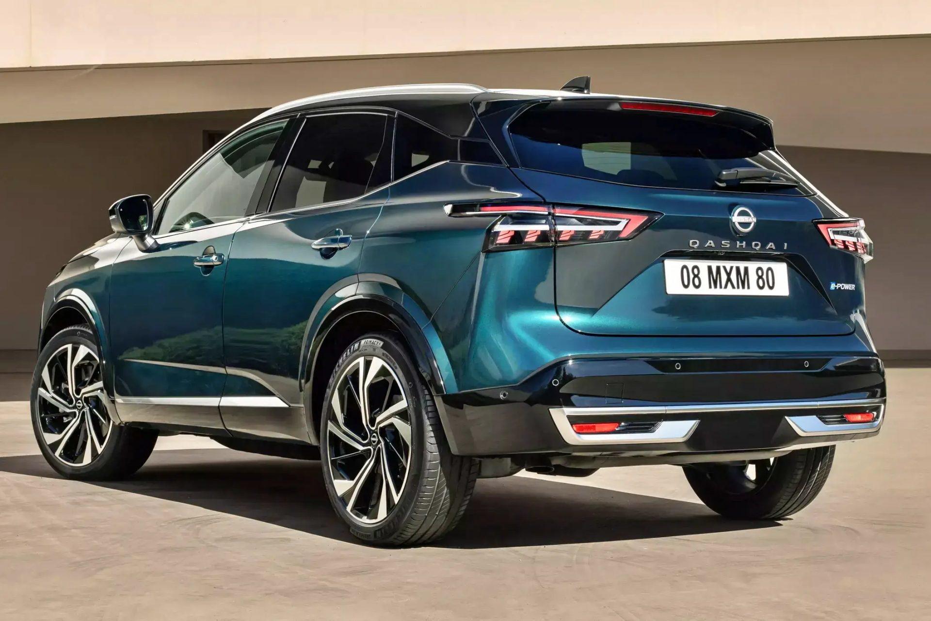 Vista trasera del Nissan Qashqai e-Power 2025, destacando su moderno diseño y acabado