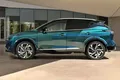Vista lateral del Nissan Qashqai 2025, destacando su diseño moderno y dinámico.