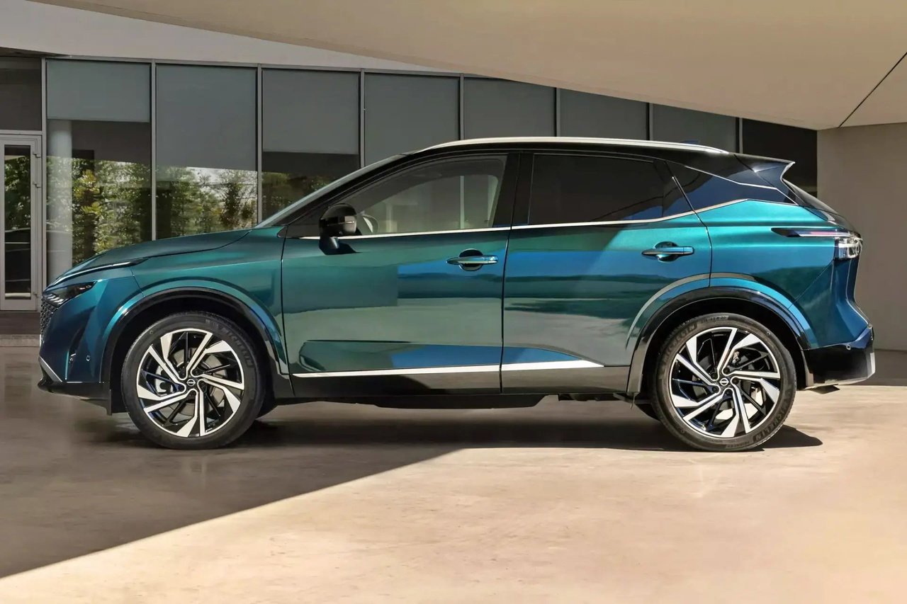 Vista lateral del Nissan Qashqai 2025, destacando su diseño moderno y dinámico.