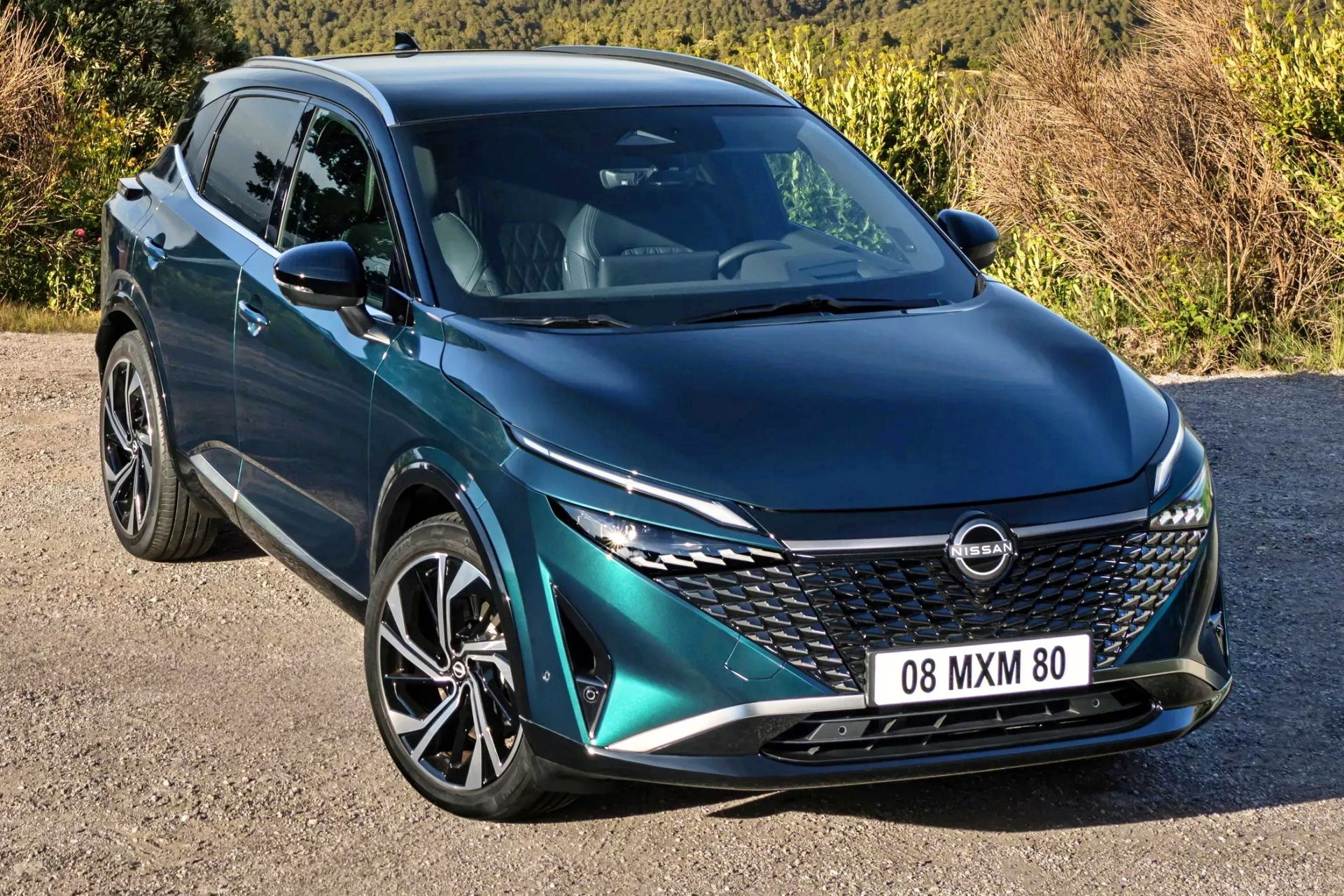SUV compacto con motor híbrido eficiente y diseño atractivo