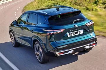 Vista trasera y lateral del Nissan Qashqai e-Power 2025 en movimiento