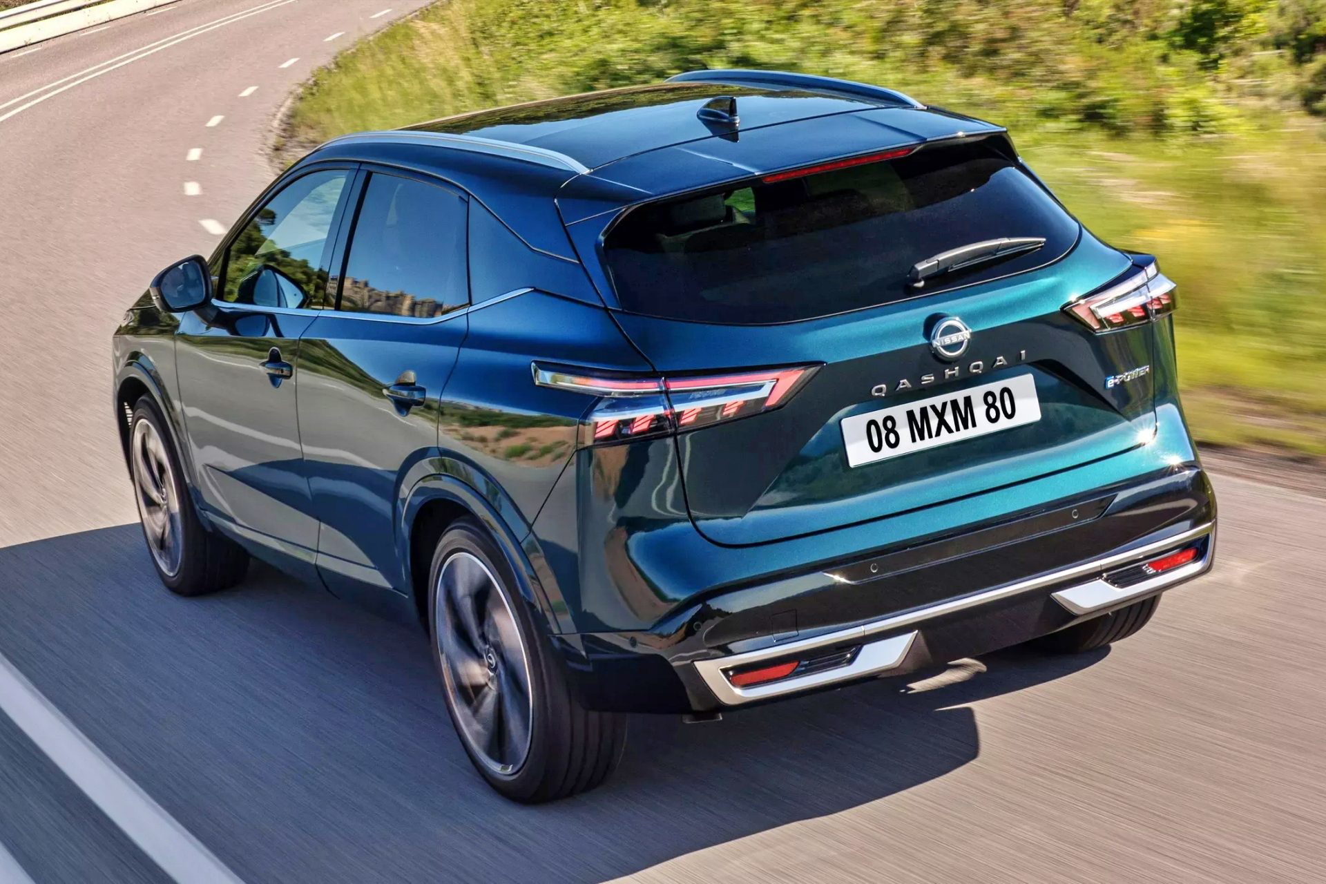 Vista trasera y lateral del Nissan Qashqai e-Power 2025 en movimiento