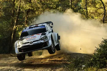 Sébastien Ogier en acción durante el Rally Acrópolis, mostrando su Toyota en plena carrera