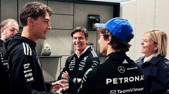 Toto Wolff conversando con pilotos de Mercedes y Max Verstappen.