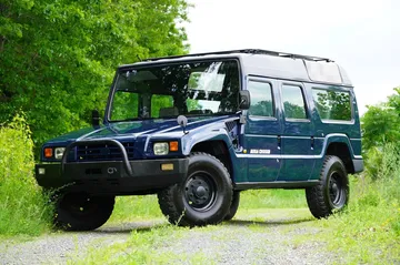 Toyota Mega Cruiser, un todoterreno robusto, ideal para cualquier terreno con un diseño imponente.