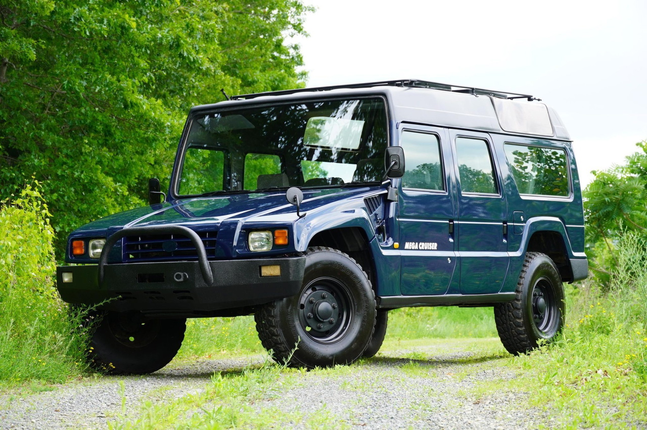 Toyota Mega Cruiser, un todoterreno robusto, ideal para cualquier terreno con un diseño imponente.