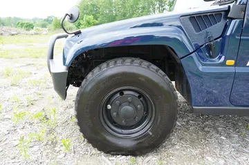 Vista lateral del Toyota Mega Cruiser, destaca su robustez y neumáticos todo terreno.
