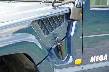 Vista detallada del sistema de refrigeración del Toyota Mega Cruiser, enfatizando su robustez.