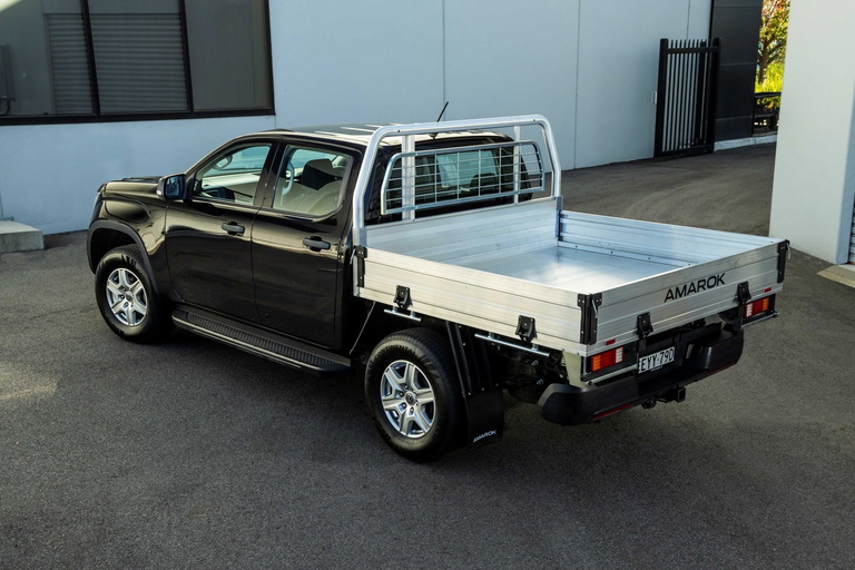 Volkswagen Amarok en vista trasera, destaca su robustez y dise&ntilde;o funcional.