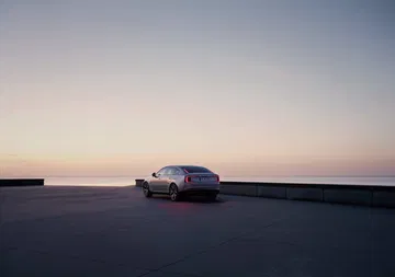 volvo es90 elegante en atardecer junto al mar