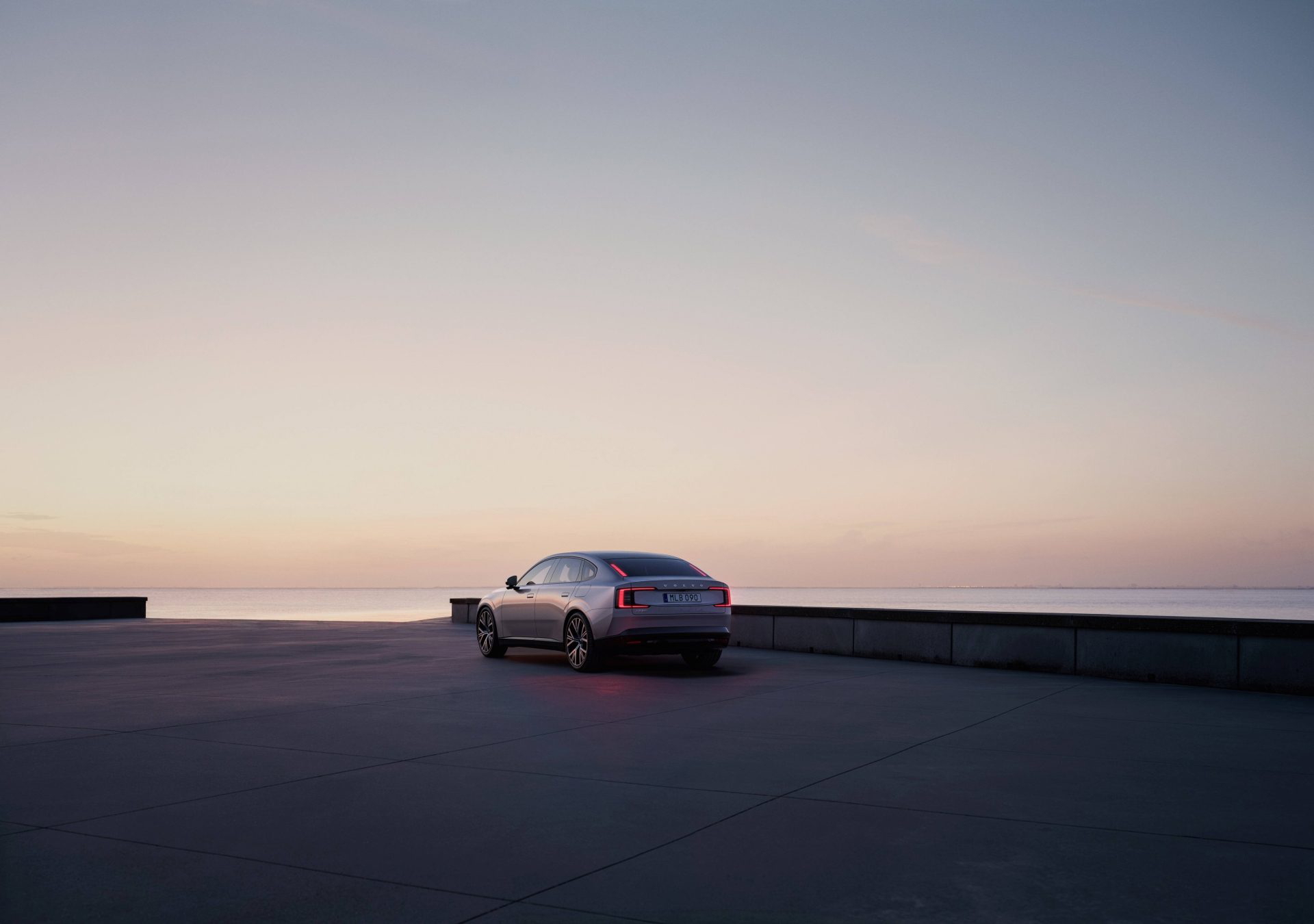 volvo es90 elegante en atardecer junto al mar