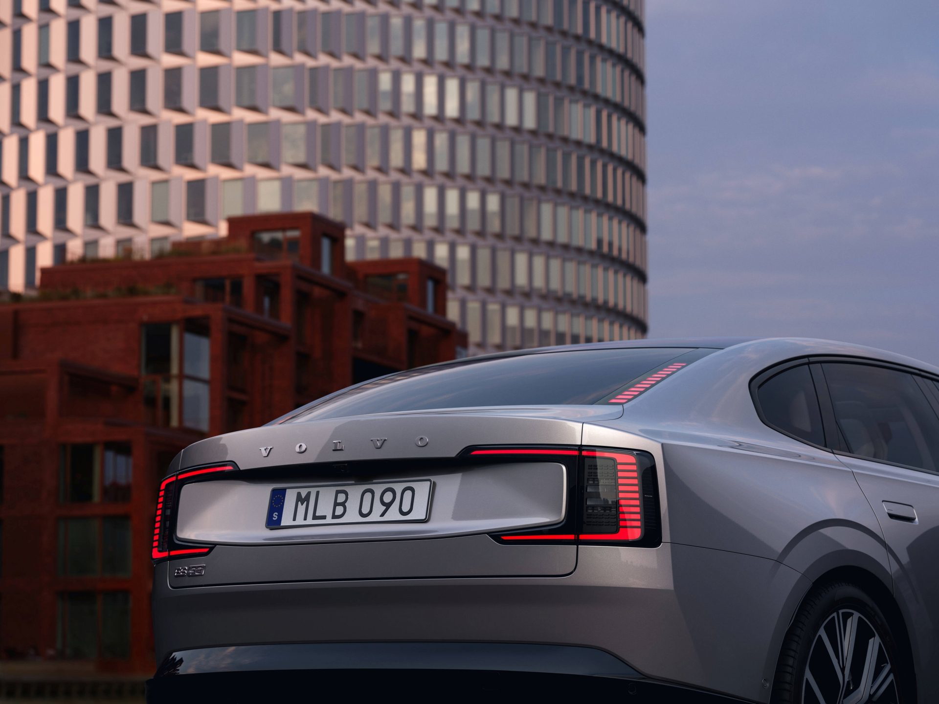 Vista trasera del Volvo ES90, que destaca por su diseño elegante y moderno.