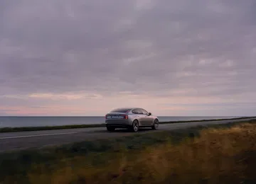 El nuevo Volvo ES90 presenta un diseño elegante y aerodinámico en su parte trasera.