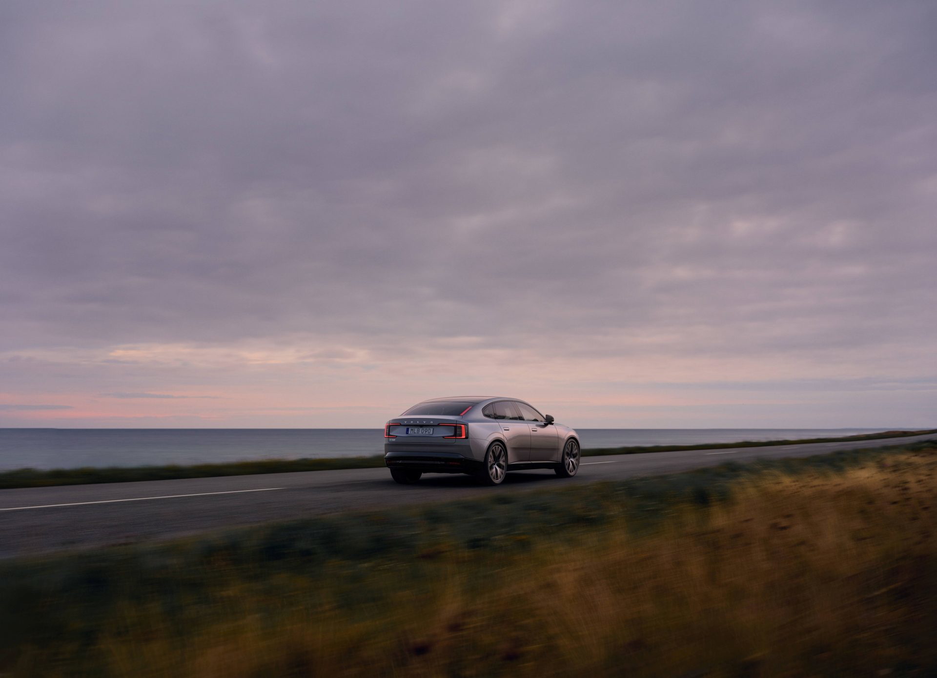 El nuevo Volvo ES90 presenta un diseño elegante y aerodinámico en su parte trasera.