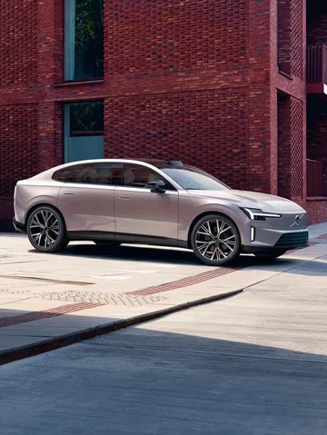 El nuevo Volvo ES90, elegante y moderno, se presenta en un entorno urbano.