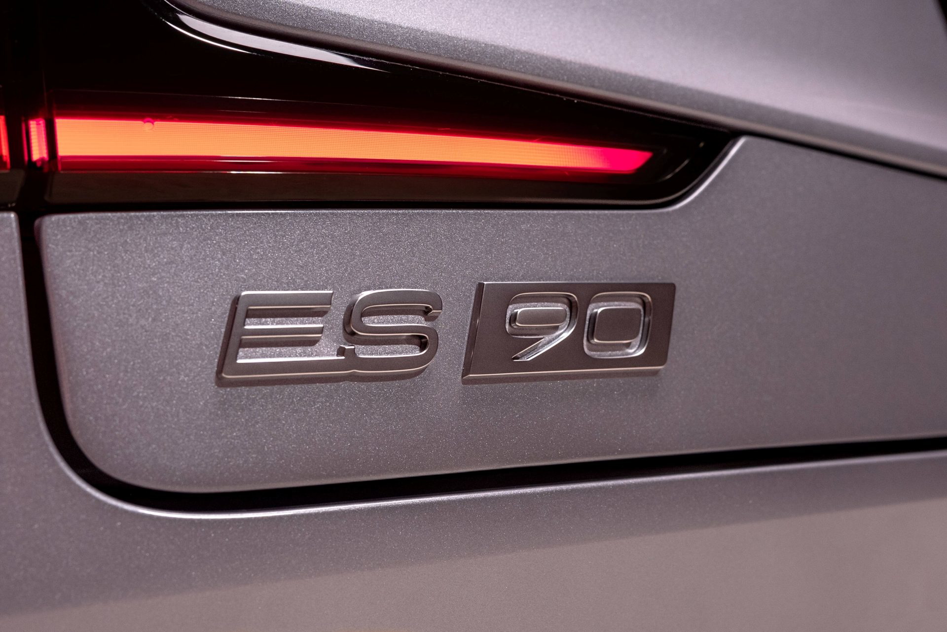 Detalle del emblema ES 90, que destaca la elegancia y modernidad de Volvo.
