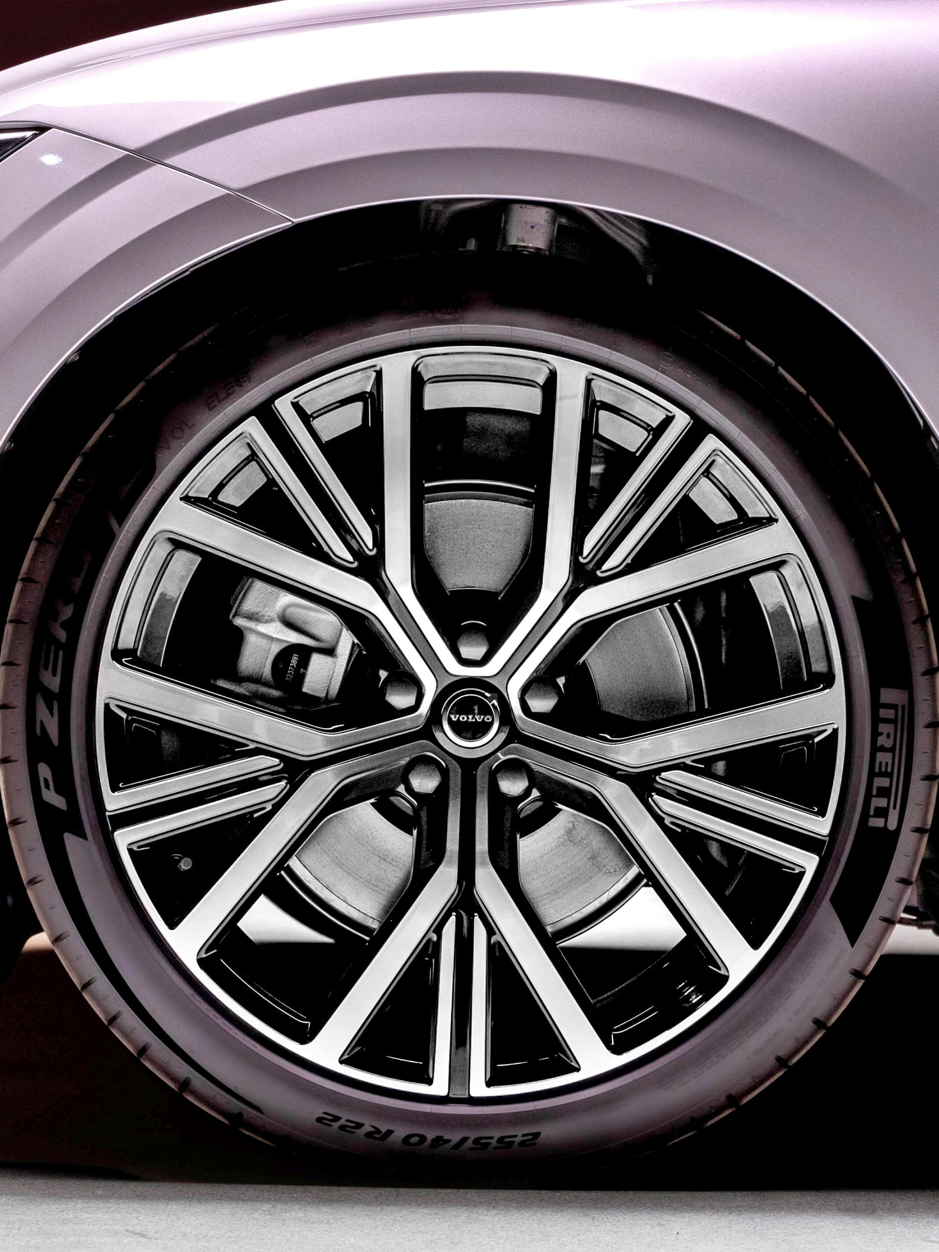 Rueda del nuevo Volvo ES90, mostrando su diseño elegante y deportivo.