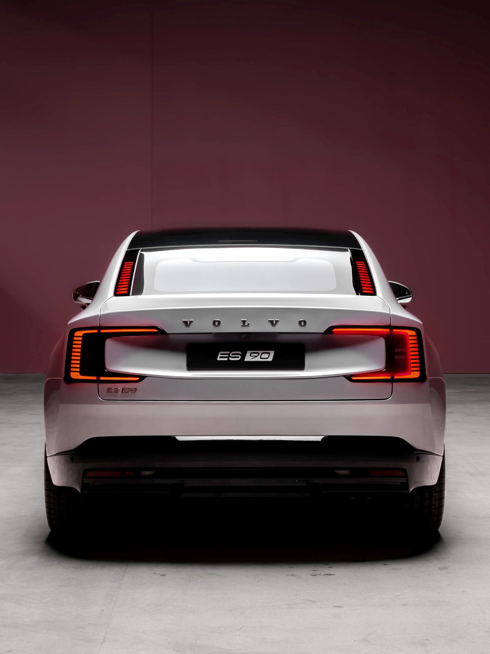Vista trasera del nuevo Volvo ES90, con un diseño moderno y elegante.